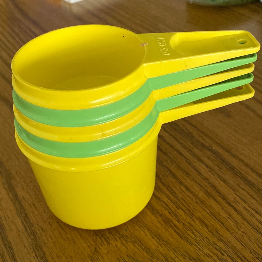 Set of 5 Tupperware measuring cups
